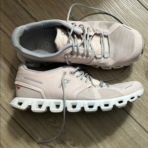 On Cloud Running Women's Size 6 light pink shoes